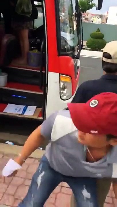 Nhân viên nhà xe quát mắng, ném balô và đuổi khách nước ngoài xuống giữa đường tại Nha Trang.