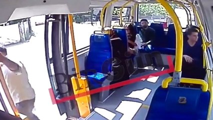 Nữ sinh đại học bị đánh trên xe buýt vì mặc quần ngắn