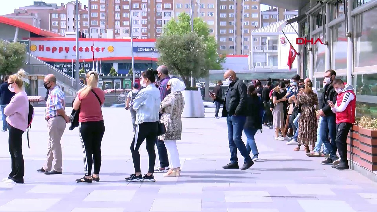 İstanbul'da AVM girişinde kuyruk oluştu