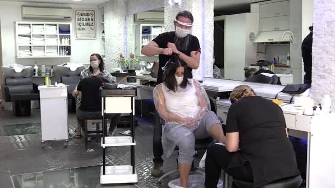 Berber, kuaför ve güzellik salonları yeniden faaliyete geçti