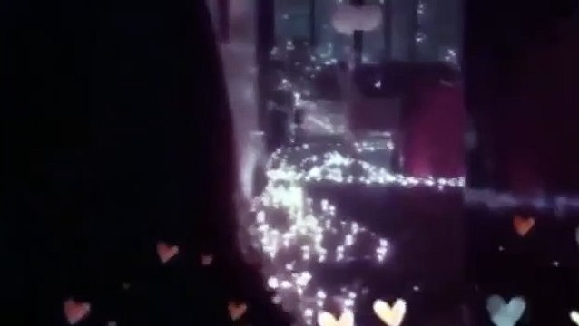 Soái ca quỳ gối tỏ tình bằng nhẫn kim cương