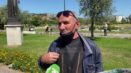 Niko i gazetave/ Gazetashitësi i lezhës, prej 25 vjetësh në rrugë. tani shet dhe maska