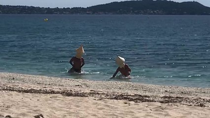 Ils se déguisent en bouée de balisage pour aller se baigner incognito