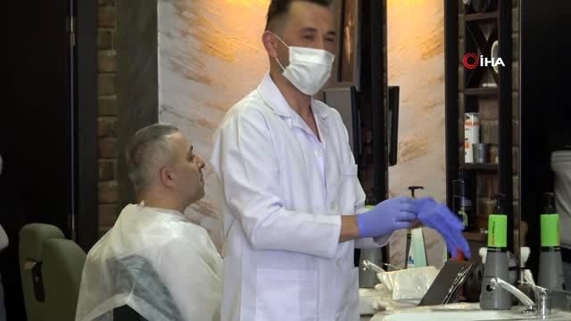 Bolu'da, berberler 50 gün sonra müşterilerine kapılarını açtı