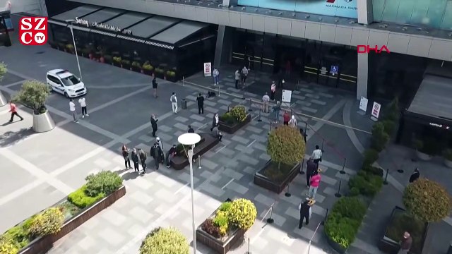 Beylikdüzü'nde önünde uzun kuyruk oluşan AVM kapılarını açtı