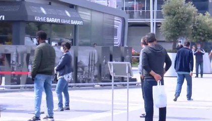 Yeniden açılan AVM'lerin önünde uzun kuyruklar oluştu