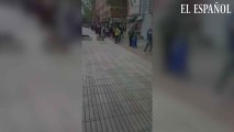 Largas colas para obtener comida en Madrid