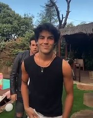 Los hermanos Casas triunfan con un sexy baile