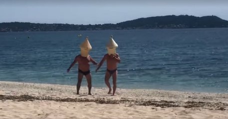 Pour braver le confinement sans se faire repérer, deux baigneurs se sont déguisés en bouées de balisage