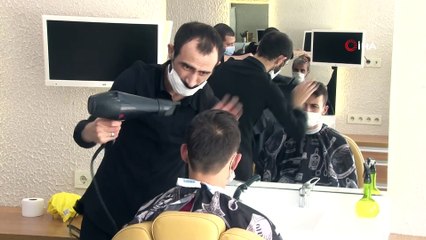 50 gün sonra müşterilerine kavuşan berberler mutlu