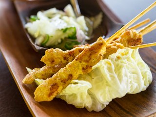 Brochetas de pollo Thai
