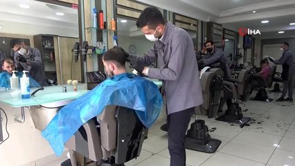 Uşak'ta berber ve kuaförler iş başı yaptı