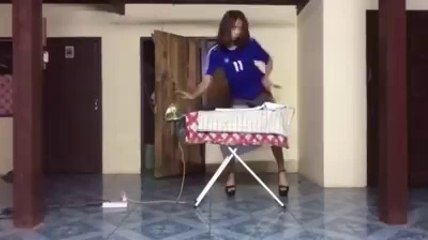 Cô gái Thái vừa nhảy sexy vừa ủi đồ