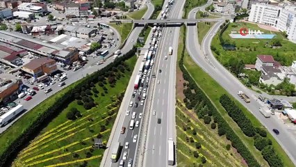Kısıtlamanın ardından Tuzla'da İstanbul'a giriş-çıkış denetiminde uzun araç kuyruğu oluştu