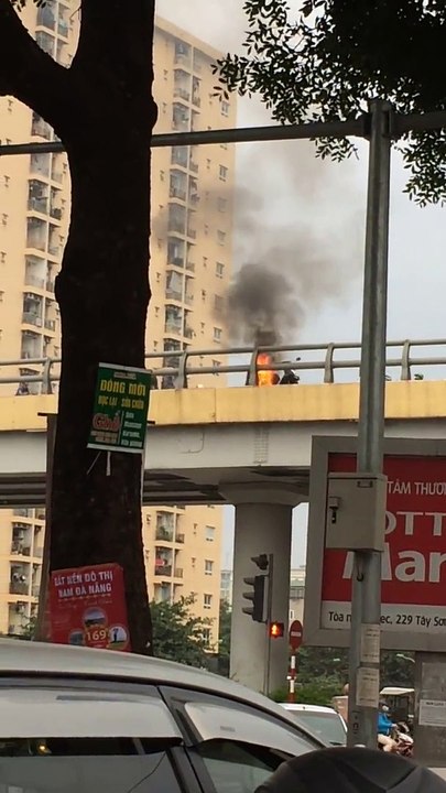 xe máy bốc cháy HN