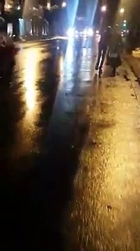 Hỏng xe giữa đường, “soái ca” dắt xe chở bạn gái dưới trời mưa