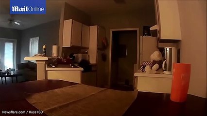 Người đàn ông ớn lạnh vì đồ vật trong nhà tự rơi mà không có gió