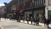 Des longues files pour certains magasins chaussée d’Ixelles (vidéo Germani)
