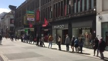 Des longues files pour certains magasins chaussée d’Ixelles (vidéo Germani)