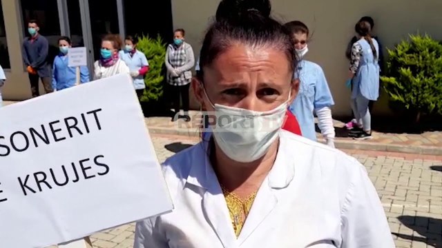 Report TV -Punonjëset e fasonerisë në protestë: Na jepni pagën e luftës! S'e kemi me pronarin