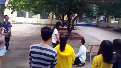 Nam sinh viên ĐH Kinh tế liều mạng đem… hoa tang đi tỏ tình