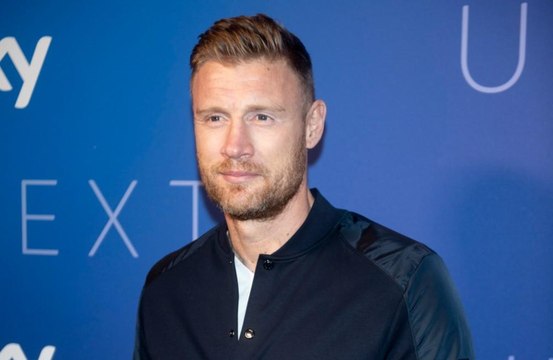 Freddie Flintoff diz que não pode chegar perto de Justin Bieber durante sessão de fotos