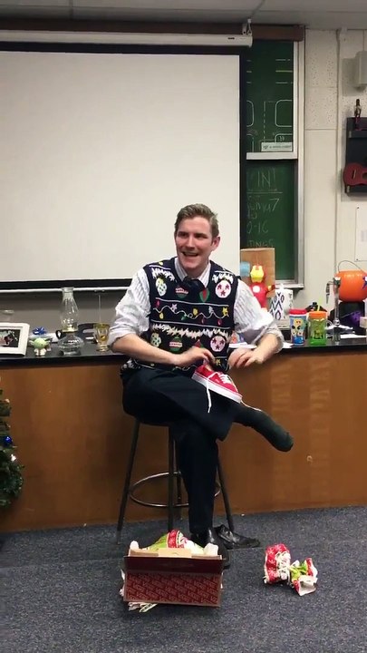 Thầy giáo sung sướng khi được học sinh góp tiền mua tặng giày