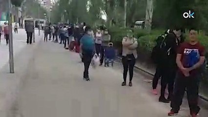 Vecinos de Aluche acusan a Sánchez tras las colas del hambre: "Lo que ha hecho ha sido tarde y mal"