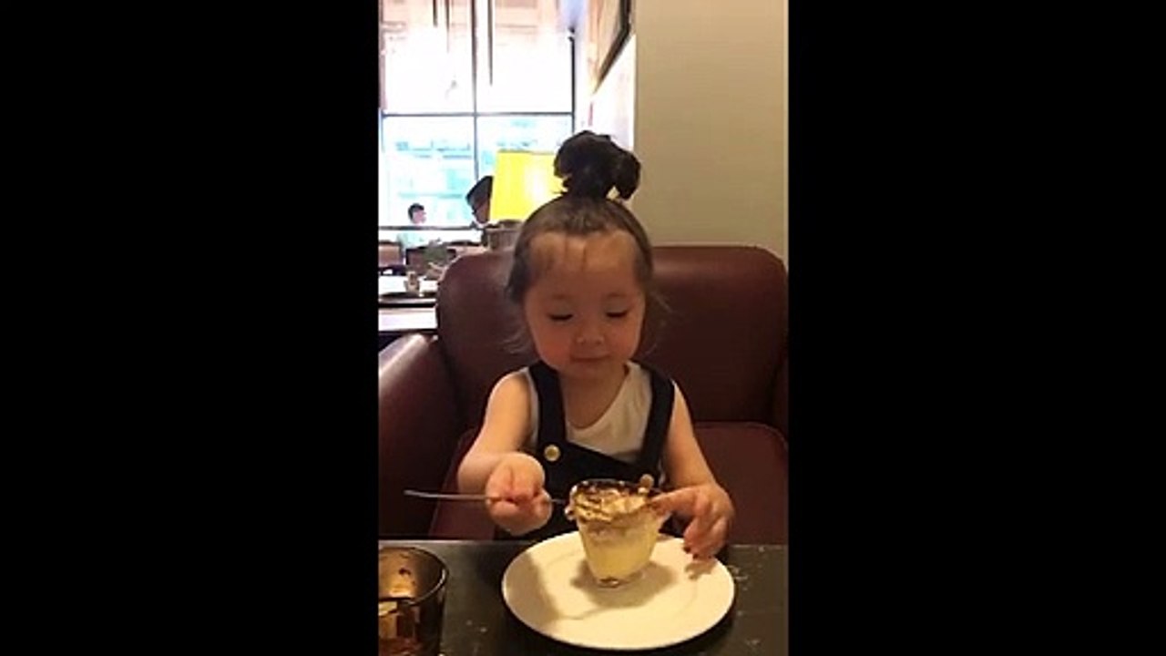 Bé Cadie Mộc Trà ăn kem cực dễ thương