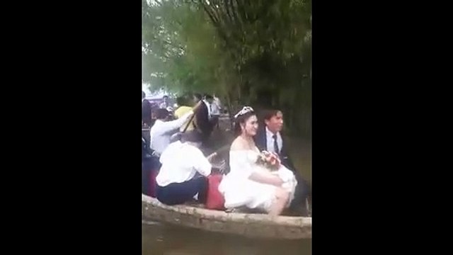 Đám cưới nước lũ, chú rể chèo thuyền thúng đón cô dâu