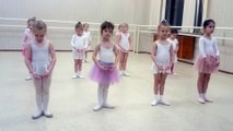 Sophia, Isabella e Alice Aula de Ballet - Aula 2 - Os primeiros passos na coreografia. Esticão