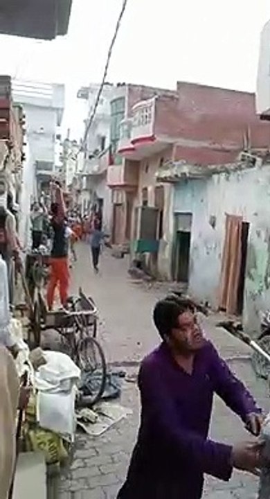 मुजफ्फरनगर में दो पक्षों की मारपीट में पथराव का वीडियो वायरल