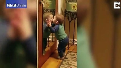 Phát cuồng với em bé hôn gương tận 30 phút vì quá đắm say hình ảnh mình
