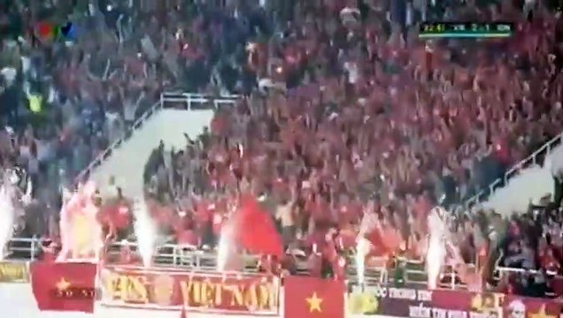 Không giấu nổi cảm xúc, bình luận viên bật khóc trên sóng truyền hình