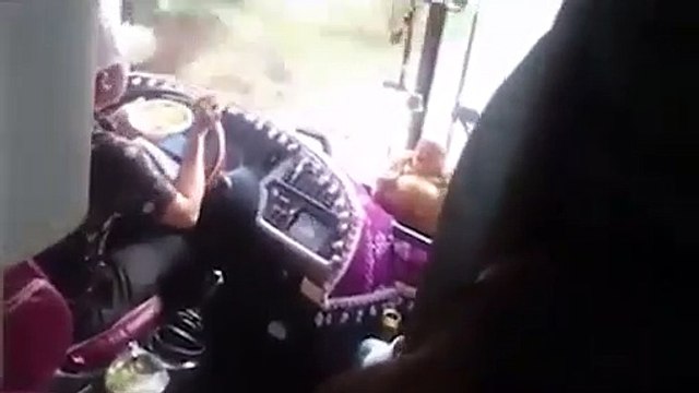 Tài xế xe khách vừa lái xe vừa ăn mì tôm