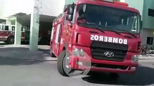 Bomberos de Baní salen a dar apoyo para combatir incendio en vertedero de Duquesa
