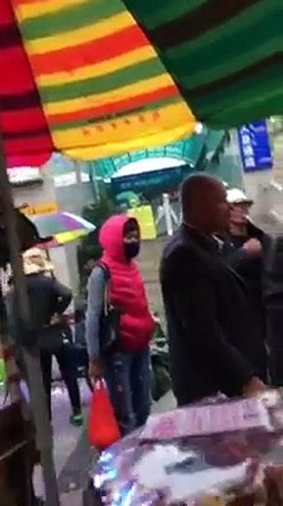 Lừa đảo ăn thử kẹo tại chợ Trung Quốc