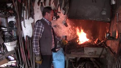 Demirci ustasının Ramazan'da sıcakla imtihanı