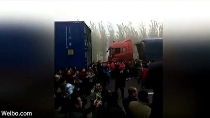 Tắc đường quá lâu, hàng chục người bỏ xe nhảy flashmob trên đường cao tốc