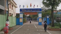 Estudiantes vietnamitas vuelven a la escuela tras restricciones por COVID-19