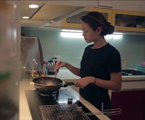 Cặp đôi vừa nấu ăn vừa nhảy vừa hôn nhau 1