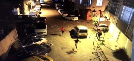 İstanbul'da amatör futbolcuya kapkaç dehşeti kamerada