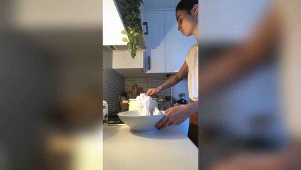 La 'influencer' Itziar Aguilera muestra cómo tiñe sus prendas con piel de cebolla