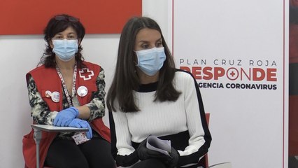 La Reina comparte una jornada con los voluntarios de Cruz Roja