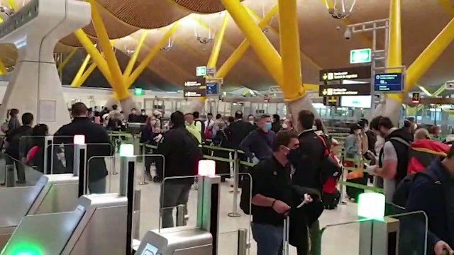 Colas sin respetar la distancia de seguridad en el aeropuerto de Barajas- Es una vergüenza