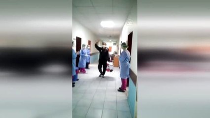 Kovid-19'u yenen iki kardeş alkışlarla taburcu edildi