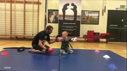 Cậu bé cụt chân 8 tuổi làm võ sĩ