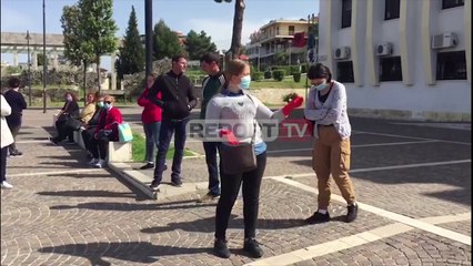 Report TV - Tregtarët ambulantë në Lezhë protestë para bashkisë, tregu duhej të hapej