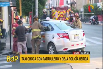 Policía queda gravemente herida tras caer de patrullero que fue impactado por taxi