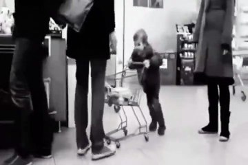 Cet adulte verse le lait sur la tête d’un enfant qui l’a bousculé avec son chariot.
